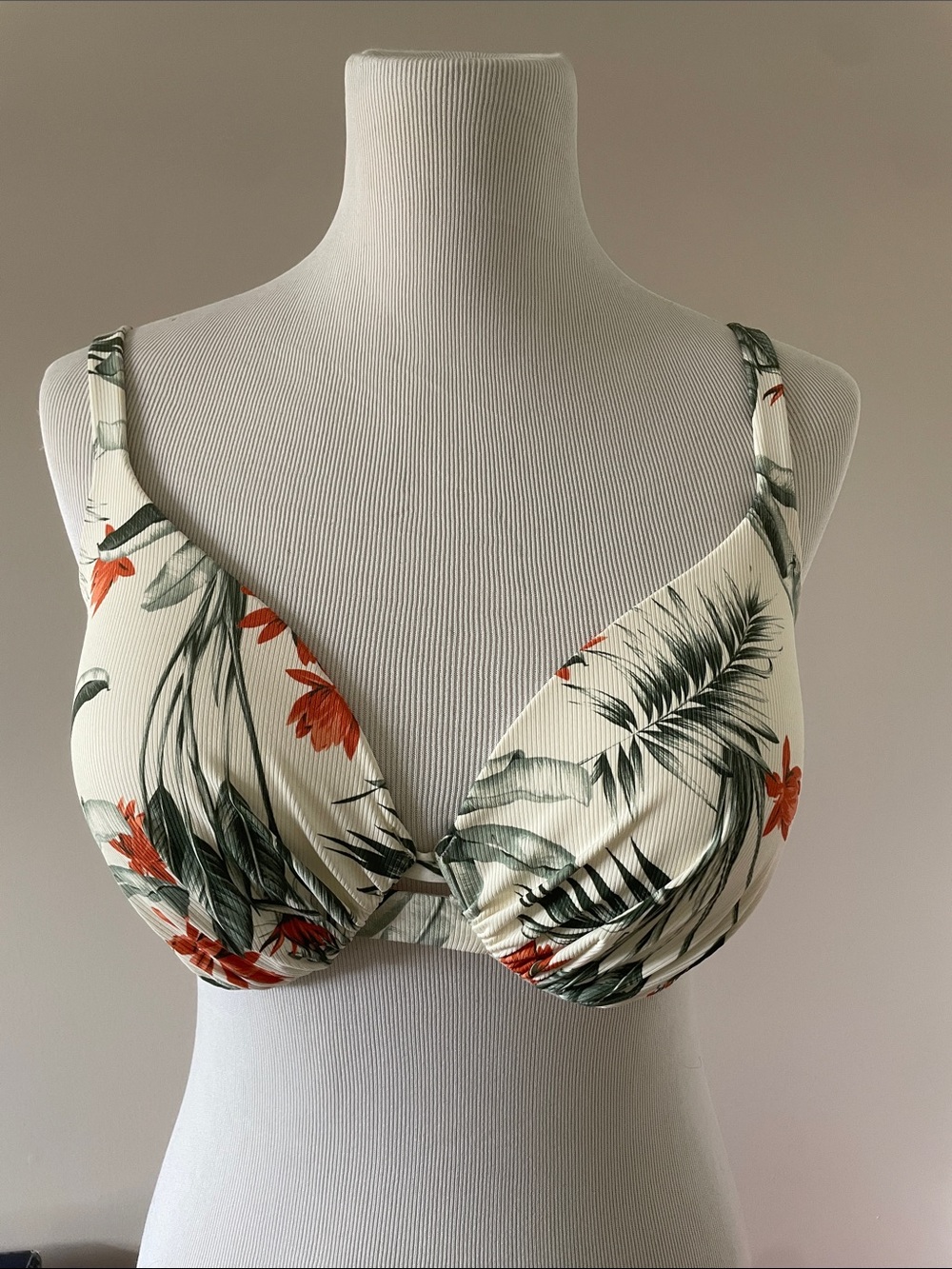 La Vie En Rose Bikini Top with Green Leaves & Orange Floral Print. Size small D